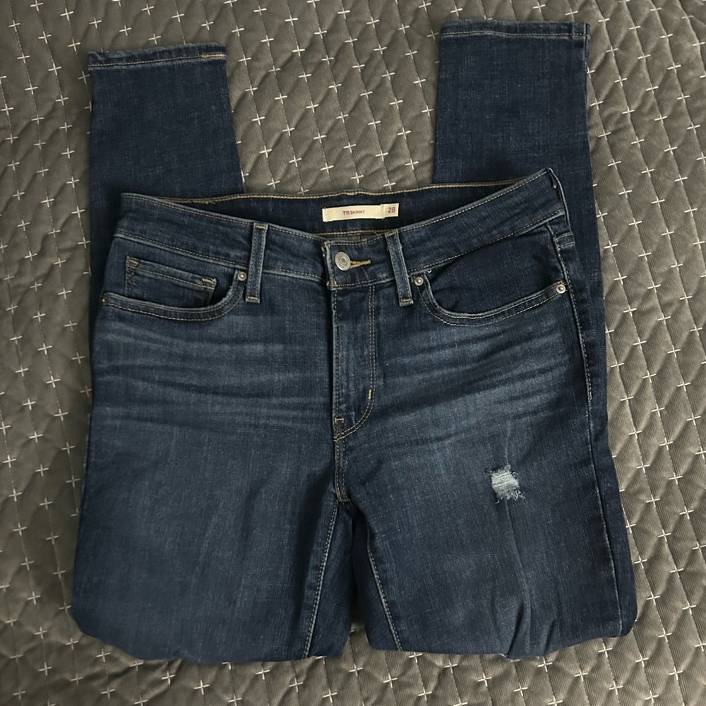 Levi’s Women Dark Wash Mid-Rise Skinny Jeans w/ Rips